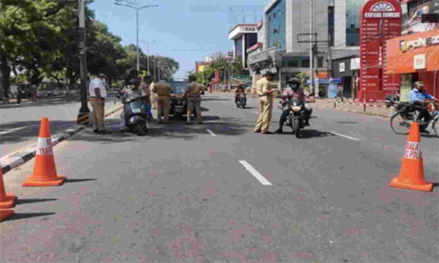 സംസ്ഥാനത്തെ ഞായറാഴ്ച ലോക്ഡൗണും രാത്രികാല കര്ഫ്യൂവും പിന്വലിച്ചേക്കും സംസ്ഥാനത്തെ ഞായറാഴ്ച ലോക്ഡൗണും രാത്രികാല കര്ഫ്യൂവും പിന്വലിച്ചേക്കും