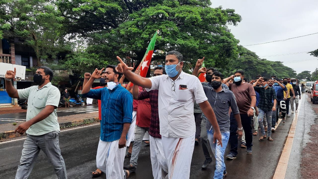 വാര്ഡ് മെംബറെ വാക്സിനേഷന് കേന്ദ്രത്തില് നിന്ന് അറസ്റ്റ് ചെയ്തു; പ്രതിഷേധവുമായി എസ്ഡിപിഐ വാര്ഡ് മെംബറെ വാക്സിനേഷന് കേന്ദ്രത്തില് നിന്ന് അറസ്റ്റ് ചെയ്തു; പ്രതിഷേധവുമായി എസ്ഡിപിഐ