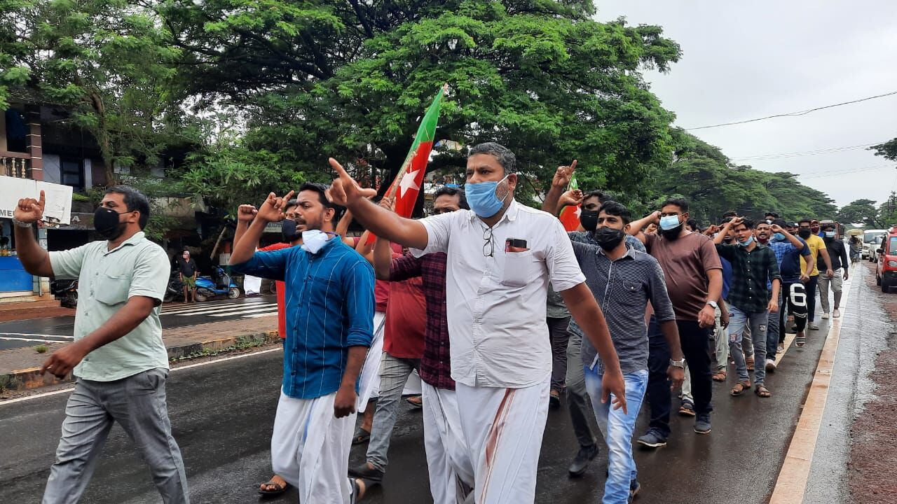 വാര്‍ഡ് മെംബറെ വാക്‌സിനേഷന്‍ കേന്ദ്രത്തില്‍ നിന്ന് അറസ്റ്റ് ചെയ്തു; പ്രതിഷേധവുമായി എസ്ഡിപിഐ