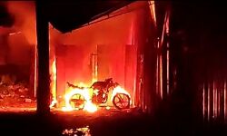 നെട്ടൂരില്‍ സ്വകാര്യ സ്ഥാപനത്തിന്റെ ഗോഡൗണില്‍ വന്‍ തീപിടുത്തം