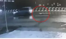 ഓടുന്ന കാറില്‍ നിന്ന് യുവതിയുടെ മൃതദേഹം വലിച്ചെറിഞ്ഞു