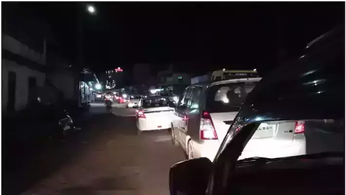 വാഹനാപകടം; താമരശ്ശേരി ചുരത്തില്‍ ഗതാഗതം തടസപ്പെട്ടു