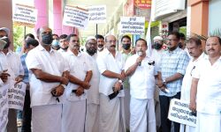 അശാസ്ത്രീയ ട്രാഫിക് പരിഷ്ക്കരണത്തിനെതിരേ പ്രതിഷേധിച്ചു അശാസ്ത്രീയ ട്രാഫിക് പരിഷ്ക്കരണത്തിനെതിരേ പ്രതിഷേധിച്ചു