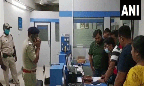 മുത്തൂറ്റ് ഫിനാന്സില് തോക്ക് ചൂണ്ടി കവര്ച്ച; 12 കിലോ സ്വര്ണവും മൂന്ന് ലക്ഷം രൂപയും നഷ്ടപ്പെട്ടു മുത്തൂറ്റ് ഫിനാന്സില് തോക്ക് ചൂണ്ടി കവര്ച്ച; 12 കിലോ സ്വര്ണവും മൂന്ന് ലക്ഷം രൂപയും നഷ്ടപ്പെട്ടു