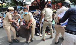 ബംഗളൂരില്‍ ദേശീയ വിദ്യാഭ്യാസ നയത്തിനെതിരേ പ്രതിഷേധിച്ച കാംപസ് ഫ്രണ്ട് പ്രവര്‍ത്തകര്‍ക്കു നേരെ പോലിസ് അതിക്രമം