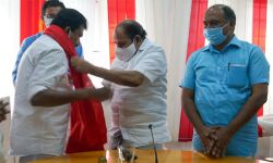 രതികുമാറിനെ ചുവന്ന ഷാളണിയിച്ച് സിപിഎം: ഉപ്പുചാക്ക് വെള്ളത്തില്‍ വെച്ച അവസ്ഥയിലാണ് കെപിസിസിയെന്ന് കോടിയേരി