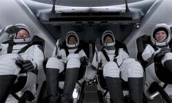 വിനോദ സഞ്ചാരികളുമായി സ്‌പേസ് എക്‌സിന്റെ ടൂറിസ്റ്റ് പേടകം ബഹിരാകാശത്തേക്ക്