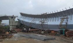 മുംബൈയില്‍ നിര്‍മാണത്തിലിരുന്ന മേല്‍പ്പാലം തകര്‍ന്ന് വീണു; 14 പേര്‍ക്ക് പരിക്ക്