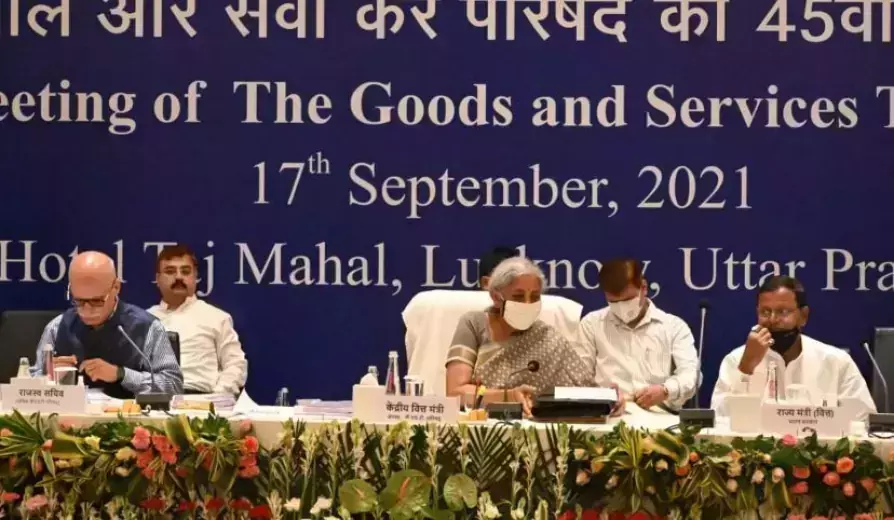 പെട്രോള്, ഡീസല് നികുതി ജിഎസ്ടി പരിധിയില്; യോജിച്ചുള്ള എതിര്പ്പുമായി സംസ്ഥാനങ്ങള് പെട്രോള്, ഡീസല് നികുതി ജിഎസ്ടി പരിധിയില്; യോജിച്ചുള്ള എതിര്പ്പുമായി സംസ്ഥാനങ്ങള്