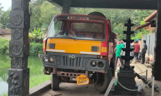 മോഷ്ടിച്ച ലോറിയുമായി കോഴിക്കോട് നഗരത്തില് ഭീകരാന്തരീക്ഷം സൃഷ്ടിച്ച യുവാക്കളെ സാഹസികമായി പിടികൂടി മോഷ്ടിച്ച ലോറിയുമായി കോഴിക്കോട് നഗരത്തില് ഭീകരാന്തരീക്ഷം സൃഷ്ടിച്ച യുവാക്കളെ സാഹസികമായി പിടികൂടി