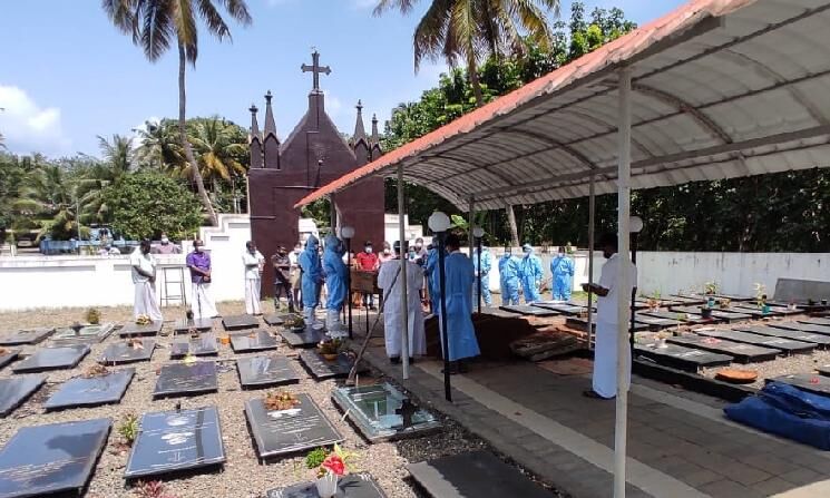 പാലാ ബിഷപ്പിന് പ്രവര്‍ത്തനത്തിലൂടെ മറുപടി; കൊവിഡ് ബാധിച്ച് മരിച്ച ക്രൈസ്തവ വിശ്വാസിയുടെ മൃതദേഹം സംസ്‌കരിച്ച് വിഖായ വളണ്ടിയര്‍മാര്‍