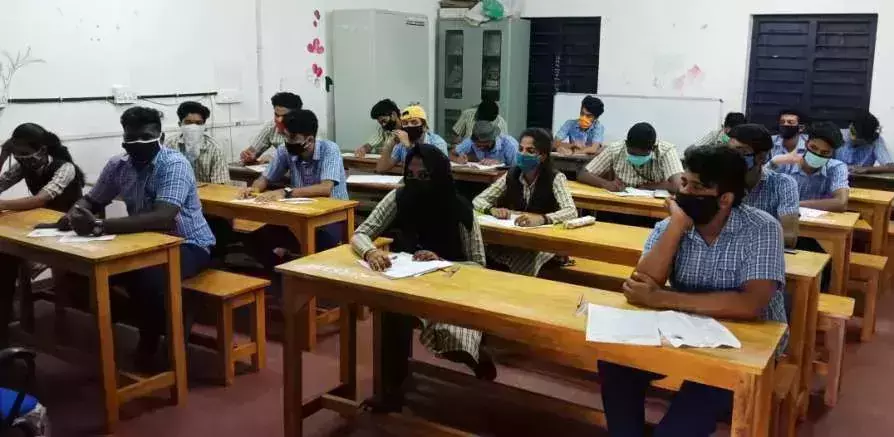 പ്ലസ് വണ് പരീക്ഷ; യൂണിഫോം ഇല്ലെങ്കിലും ആശങ്ക വേണ്ടെന്ന് വിദ്യാഭ്യാസ വകുപ്പ് പ്ലസ് വണ് പരീക്ഷ; യൂണിഫോം ഇല്ലെങ്കിലും ആശങ്ക വേണ്ടെന്ന് വിദ്യാഭ്യാസ വകുപ്പ്