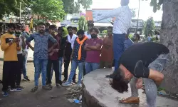 ഹിന്ദുത്വരുടെ ഭീഷണി വിലപ്പോയില്ല;  യുവതിയുടെ പരാതിയില്‍ മുസ്‌ലിം സുഹൃത്തിനെ തല്ലാന്‍ നിര്‍ബന്ധിച്ച ഹിന്ദുത്വ നേതാവിനെതിരേ കേസ്  (വീഡിയോ)