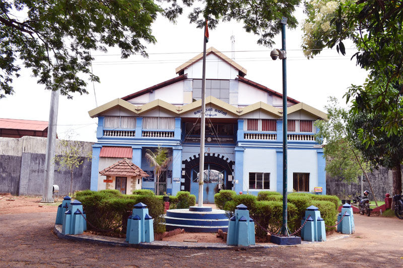 വിയ്യൂര്‍ ജയിലിലെ പ്രതികളുടെ ഫോണ്‍ വിളി; ജയില്‍ സൂപ്രണ്ടിന് കാരണം കാണിക്കല്‍ നോട്ടീസ്