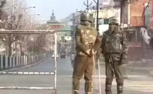 സായുധരെന്നു കരുതി വെടിവെച്ചു വീഴ്ത്തി; കശ്മീരില്‍ പോലിസ് കോണ്‍സ്റ്റബിള്‍ കൊല്ലപ്പെട്ടു