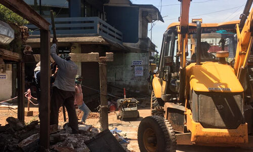 കെട്ടിട ഉടമകള് സൗജന്യമായി സ്ഥലം വിട്ടുകൊടുത്തു, അഞ്ചപ്പുരയില് നാടുകാണി പാതയുടെ നിര്മ്മാണം പുനരാരംഭിച്ചു കെട്ടിട ഉടമകള് സൗജന്യമായി സ്ഥലം വിട്ടുകൊടുത്തു, അഞ്ചപ്പുരയില് നാടുകാണി പാതയുടെ നിര്മ്മാണം പുനരാരംഭിച്ചു
