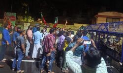 അസമില് ഗ്രാമീണ മുസ് ലിംകളെ വെടിവച്ചുകൊന്നു; എജീസ് ഓഫിസിലേക്ക് എസ്ഡിപിഐ മാര്ച്ച് അസമില് ഗ്രാമീണ മുസ് ലിംകളെ വെടിവച്ചുകൊന്നു; എജീസ് ഓഫിസിലേക്ക് എസ്ഡിപിഐ മാര്ച്ച്