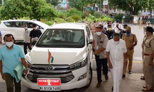 മുഖ്യമന്ത്രിയുടെ എസ്‌കോര്‍ട്ടിന് രണ്ട് ആഡംബര കാറിന് പകരം പുതിയ നാലെണ്ണം; പരിഗണിക്കുന്നത് പ്രത്യേക കേസായി