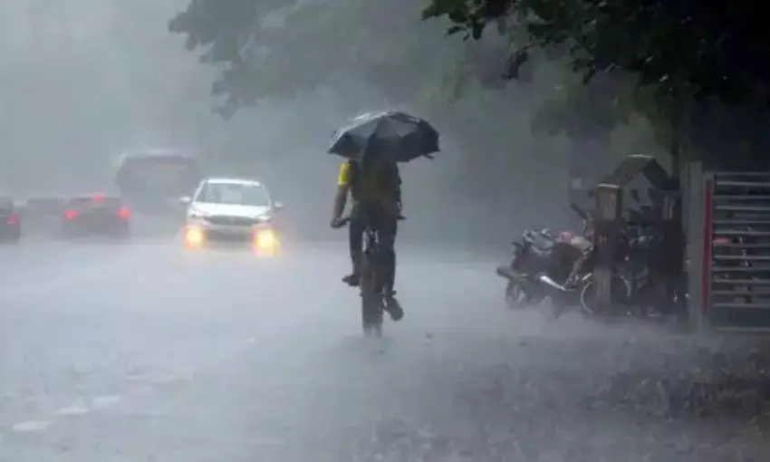 ബംഗാള് ഉള്ക്കടലില് ന്യൂനമര്ദം; സംസ്ഥാനത്ത് നാലു ദിവസം വ്യാപക മഴ, നാലു ജില്ലകളില് യെല്ലോ അലര്ട്ട് ബംഗാള് ഉള്ക്കടലില് ന്യൂനമര്ദം; സംസ്ഥാനത്ത് നാലു ദിവസം വ്യാപക മഴ, നാലു ജില്ലകളില് യെല്ലോ അലര്ട്ട്