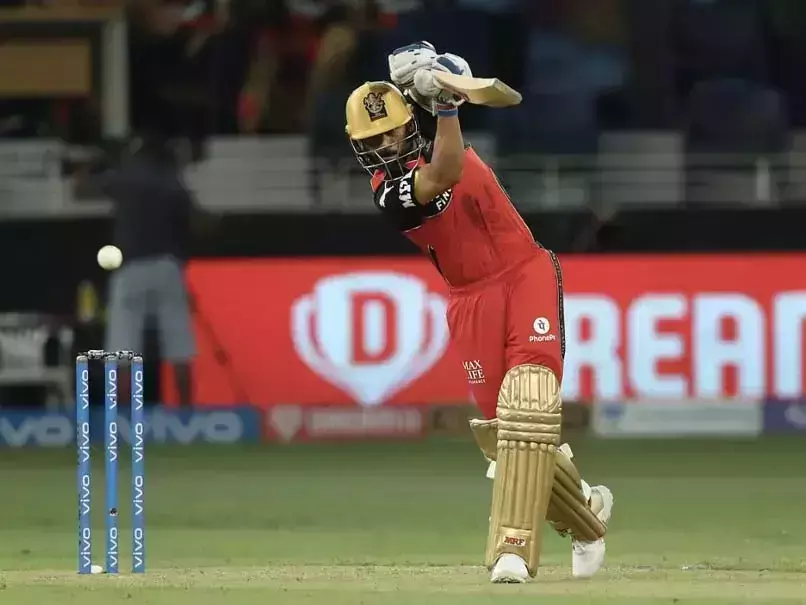 കോഹ്‌ലിയും മാക്‌സ്‌വെല്ലും കസറി; മുംബൈ പിന്‍തുടരേണ്ടത് 166 റണ്‍സ്