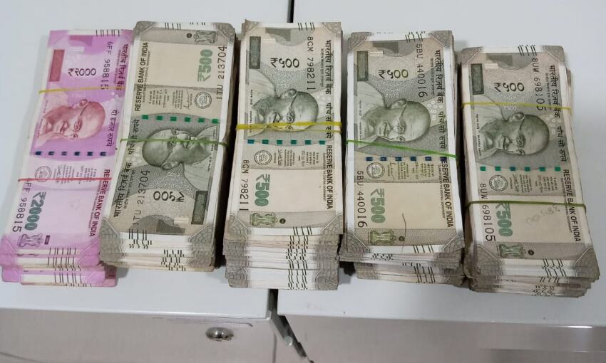 കണ്ണൂര്‍ വിമാനത്താവളത്തില്‍   9.45 ലക്ഷം രൂപയുടെ ഇന്ത്യന്‍ കറന്‍സികള്‍ പിടികൂടി