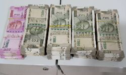 കണ്ണൂര്‍ വിമാനത്താവളത്തില്‍   9.45 ലക്ഷം രൂപയുടെ ഇന്ത്യന്‍ കറന്‍സികള്‍ പിടികൂടി