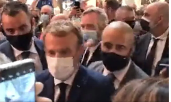 ഫ്രഞ്ച് പ്രസിഡന്റ് ഇമ്മാനുവേല്‍ മാക്രോണിനെതിരേ ചീമുട്ടയേറ് (വീഡിയോ)