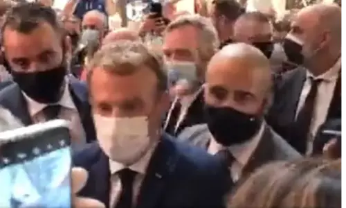 ഫ്രഞ്ച് പ്രസിഡന്റ് ഇമ്മാനുവേല്‍ മാക്രോണിനെതിരേ ചീമുട്ടയേറ് (വീഡിയോ)