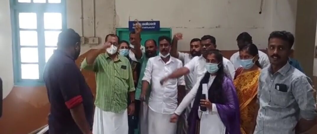 പാലക്കാട് നഗരസഭയില്‍ യുഡിഎഫ് കൗണ്‍സിലര്‍മാര്‍ക്ക് അനുവദിച്ച മുറി ഒഴിവാക്കി; നഗരസഭയില്‍ നടക്കുന്നത് ഫാഷിസ്റ്റ് ഭരണമെന്ന് യുഡിഎഫ്