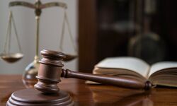 ഉപഭോക്തൃ കോടതി വിധി നടപ്പാക്കിയില്ല ;വനിതാ നേവല് ഓഫിസറുടെ പരാതിയില് പ്രതിക്കെതിരെ ജാമ്യമില്ലാ വാറന്റ് ഉപഭോക്തൃ കോടതി വിധി നടപ്പാക്കിയില്ല ;വനിതാ നേവല് ഓഫിസറുടെ പരാതിയില് പ്രതിക്കെതിരെ ജാമ്യമില്ലാ വാറന്റ്