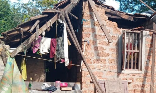 തൃശൂര് അഷ്ടമിച്ചിറയില് വീട് തകര്ന്നു വീണു തൃശൂര് അഷ്ടമിച്ചിറയില് വീട് തകര്ന്നു വീണു