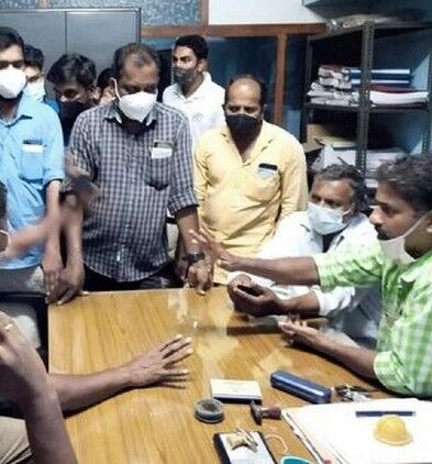 പേരാവൂര് കോഓപ്പറേറ്റിവ് ഹൗസ് ബില്ഡിംഗ് സൊസൈറ്റിയില് ചിട്ടി തട്ടിപ്പെന്ന് പരാതി; കാലാവധി കഴിഞ്ഞിട്ടും പണം തിരികെ നല്കിയില്ല പേരാവൂര് കോഓപ്പറേറ്റിവ് ഹൗസ് ബില്ഡിംഗ് സൊസൈറ്റിയില് ചിട്ടി തട്ടിപ്പെന്ന് പരാതി; കാലാവധി കഴിഞ്ഞിട്ടും പണം തിരികെ നല്കിയില്ല