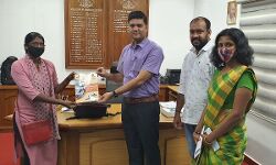 ചായക്കട ഉപജീവനമാക്കിയ സംഗീതയ്ക്ക് സിവില് സര്വീസ് പരിശീലനം;കലക്ടര് പുസ്തകങ്ങള് കൈമാറി ചായക്കട ഉപജീവനമാക്കിയ സംഗീതയ്ക്ക് സിവില് സര്വീസ് പരിശീലനം;കലക്ടര് പുസ്തകങ്ങള് കൈമാറി