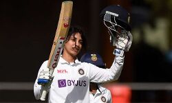 ഓഫ്‌സൈഡിന്റെ ദേവത ; പിങ്ക് ബോള്‍ ടെസ്റ്റില്‍ സ്മൃതി മന്ദാനയ്ക്ക് സെഞ്ചുറി