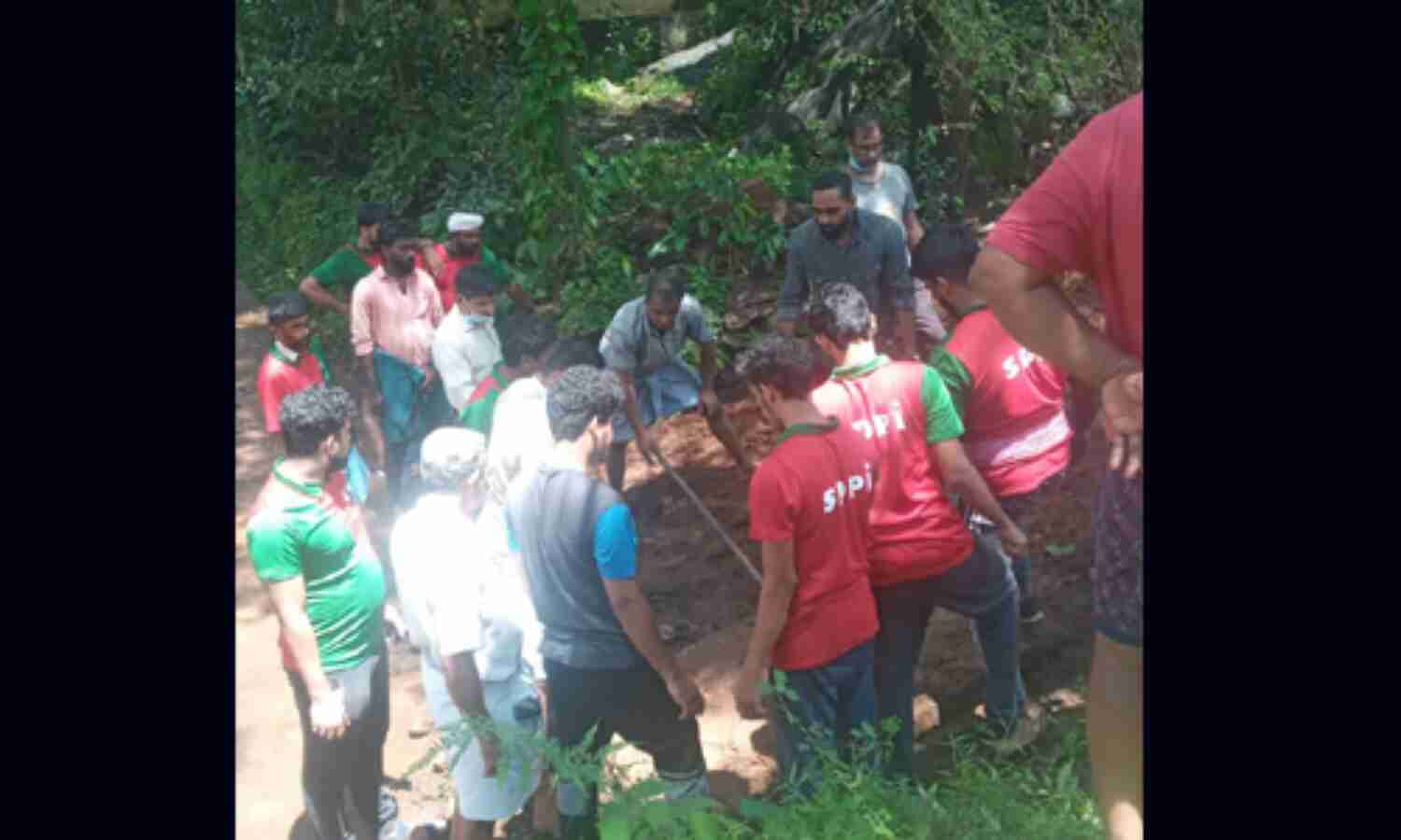 ഗാന്ധി ജയന്തി ദിനത്തില് റോഡ് നിര്മിച്ച് എസ്ഡിപിഐ പ്രവര്ത്തകര് ഗാന്ധി ജയന്തി ദിനത്തില് റോഡ് നിര്മിച്ച് എസ്ഡിപിഐ പ്രവര്ത്തകര്