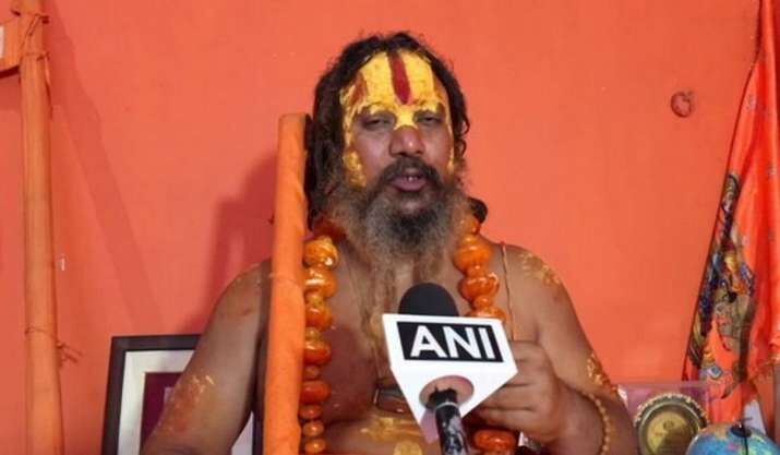 ഇന്ത്യയെ ഹിന്ദു രാഷ്ട്രമായി പ്രഖ്യാപിച്ചില്ലെങ്കില് ജലസമാധി ഭീഷണി; സന്യാസിയെ വീട്ടു തടങ്കലിലാക്കി പോലിസ് ഇന്ത്യയെ ഹിന്ദു രാഷ്ട്രമായി പ്രഖ്യാപിച്ചില്ലെങ്കില് ജലസമാധി ഭീഷണി; സന്യാസിയെ വീട്ടു തടങ്കലിലാക്കി പോലിസ്