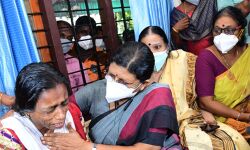 പാലാ കാംപസ് കൊലപാതകം: നിഥിനാ മോളുടെ അമ്മയെ വീട്ടിലെത്തി ആശ്വസിപ്പിച്ച് വനിതാ കമ്മീഷന്‍