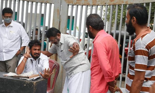 സാര്, മാഡം വിളികള് ഒഴിവാക്കണം; പാലക്കാട് നഗരസഭയ്ക്കു മുന്നില് പ്രതിഷേധ നാടകം സാര്, മാഡം വിളികള് ഒഴിവാക്കണം; പാലക്കാട് നഗരസഭയ്ക്കു മുന്നില് പ്രതിഷേധ നാടകം