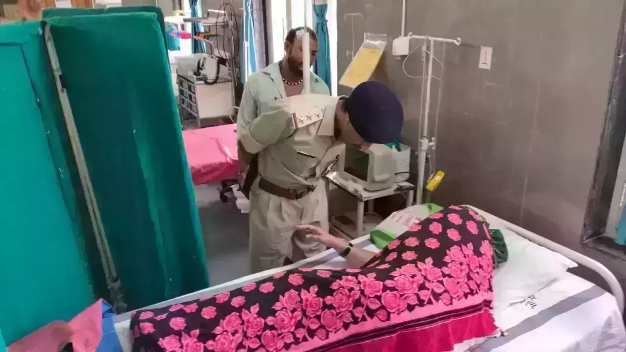 മുസ്ലിമായതിന്റെ പേരില് ചികില്സ നിഷേധിച്ചു; സാമുദായികമായി ആക്ഷേപിച്ചു, വയറ്റില് തൊഴിച്ചു; ഡോക്ടര്ക്കെതിരേ ഗുരുതര പരാതിയുമായി മുസ്ലിം യുവതി മുസ്ലിമായതിന്റെ പേരില് ചികില്സ നിഷേധിച്ചു; സാമുദായികമായി ആക്ഷേപിച്ചു, വയറ്റില് തൊഴിച്ചു; ഡോക്ടര്ക്കെതിരേ ഗുരുതര പരാതിയുമായി മുസ്ലിം യുവതി