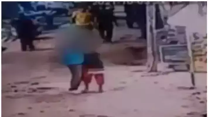 ആള്ക്കാര് നോക്കിനില്ക്കെ യുവതിയെ കഴുത്തറത്ത് കൊന്നു ആള്ക്കാര് നോക്കിനില്ക്കെ യുവതിയെ കഴുത്തറത്ത് കൊന്നു