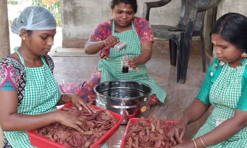 കാട്ടുവിഭവങ്ങളില്‍ നിന്ന് ഹെര്‍ബല്‍ ഉല്‍പ്പന്നങ്ങള്‍; സംരംഭകരായി ആദിവാസി യുവതികള്‍