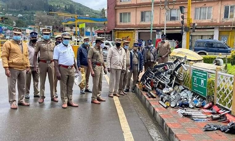 ഊട്ടിയിലേക്ക് വരുന്ന ഇതര സംസ്ഥാന വാഹനങ്ങളില്‍ നിന്നും പോലിസ് എക്‌സ്ട്രാ ഫിറ്റിങ്‌സ് അഴിച്ചെടുക്കുന്നു
