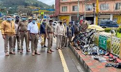 ഊട്ടിയിലേക്ക് വരുന്ന ഇതര സംസ്ഥാന വാഹനങ്ങളില് നിന്നും പോലിസ് എക്സ്ട്രാ ഫിറ്റിങ്സ് അഴിച്ചെടുക്കുന്നു ഊട്ടിയിലേക്ക് വരുന്ന ഇതര സംസ്ഥാന വാഹനങ്ങളില് നിന്നും പോലിസ് എക്സ്ട്രാ ഫിറ്റിങ്സ് അഴിച്ചെടുക്കുന്നു