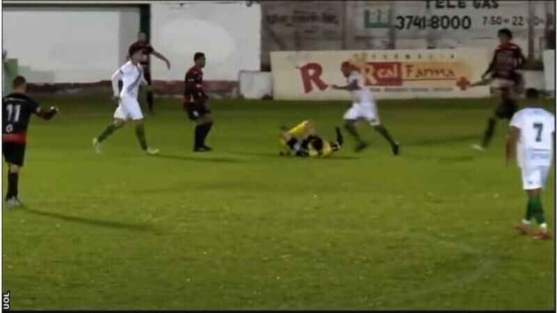 റഫറിക്കെതിരേ കൊലപാതകം ശ്രമം; ബ്രസീലിയന് ഫുട്ബോള് താരം അറസ്റ്റില് റഫറിക്കെതിരേ കൊലപാതകം ശ്രമം; ബ്രസീലിയന് ഫുട്ബോള് താരം അറസ്റ്റില്