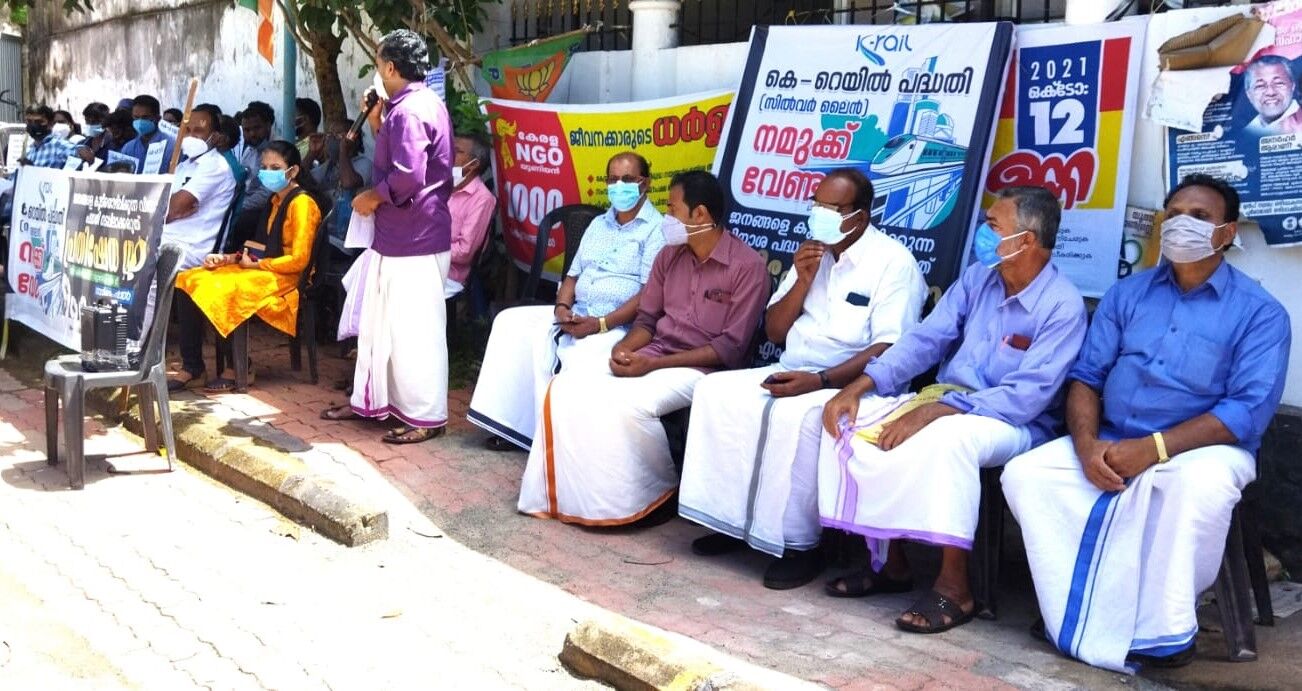 കെ റെയില്‍ സില്‍വര്‍ലൈന്‍ പദ്ധതിക്കെതിരെ നാവായ്ക്കുളത്ത് പ്രതിഷേധ പ്രകടനവും ധര്‍ണയും