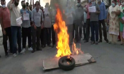 ന്യൂനപക്ഷ സുരക്ഷ ആവശ്യപ്പെട്ട് കശ്മീരില്‍ പണ്ഡിറ്റുകളുടെ പ്രതിഷേധം