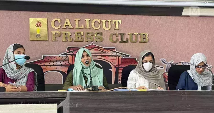 ഹരിത മുന് ഭാരവാഹികളുടെ പരാതിയില് വനിതാ കമ്മിഷന് തിങ്കളാഴ്ച മൊഴിയെടുക്കും ഹരിത മുന് ഭാരവാഹികളുടെ പരാതിയില് വനിതാ കമ്മിഷന് തിങ്കളാഴ്ച മൊഴിയെടുക്കും