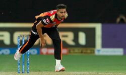 ഉംറാന് മാലിക്ക് യുഎഇയില് തുടരും; ലോകകപ്പില് അരങ്ങേറിയേക്കും ഉംറാന് മാലിക്ക് യുഎഇയില് തുടരും; ലോകകപ്പില് അരങ്ങേറിയേക്കും