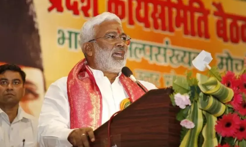 രാഷ്ട്രീയക്കാരനാവുക എന്നാല് ഫോര്ച്യൂണര്കൊണ്ട് ഇല്ലാതാക്കുക എന്നല്ല; ലഖിംപൂര് കൂട്ടക്കുരുതിയില് പരോക്ഷ വിമര്ശനവുമായി യുപി ബിജെപി അധ്യക്ഷന് രാഷ്ട്രീയക്കാരനാവുക എന്നാല് ഫോര്ച്യൂണര്കൊണ്ട് ഇല്ലാതാക്കുക എന്നല്ല; ലഖിംപൂര് കൂട്ടക്കുരുതിയില് പരോക്ഷ വിമര്ശനവുമായി യുപി ബിജെപി അധ്യക്ഷന്