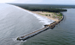 യാനങ്ങള്ക്ക് സുരക്ഷിതപാത; അഴീക്കോട് പുലിമുട്ട് നിര്മ്മാണം പൂര്ത്തിയായി യാനങ്ങള്ക്ക് സുരക്ഷിതപാത; അഴീക്കോട് പുലിമുട്ട് നിര്മ്മാണം പൂര്ത്തിയായി